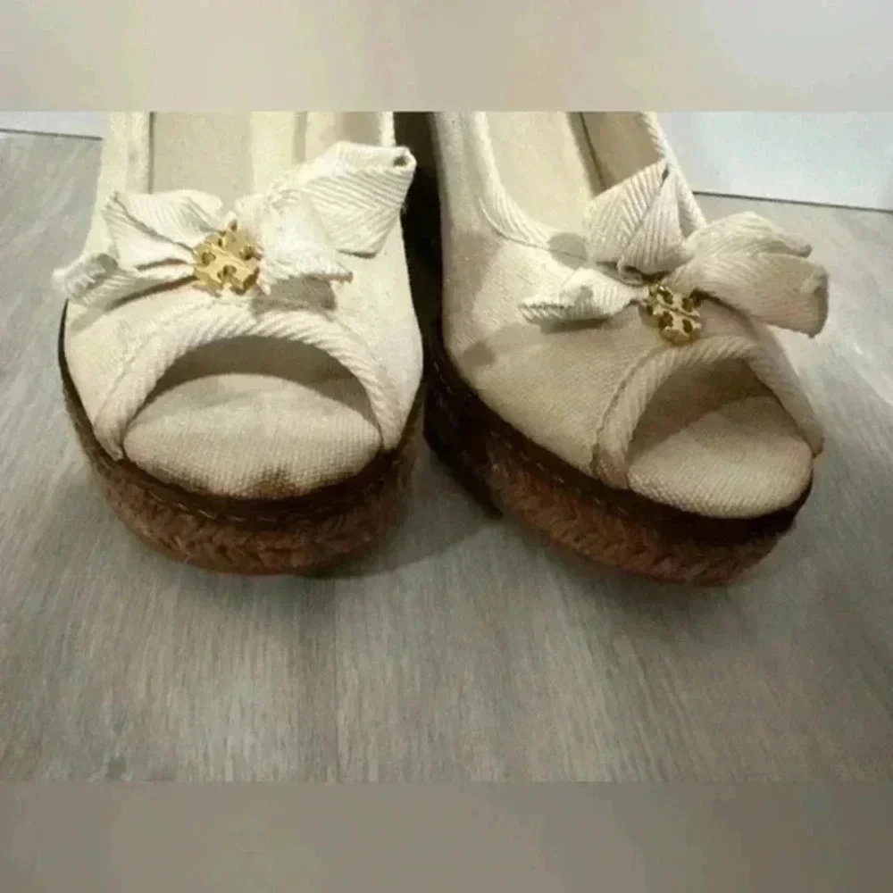 Tory‎ Burch Women's White cream Canvas Jackie Wedge Pumps Size 7.5M